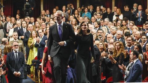 Los reyes Felipe y Letizia, tras su llegada a la ceremonia de entrega.