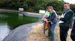 La directora xeral Ver�nica Tellado, practicando en el lago ferial con el presidente de la sociedad silledense.