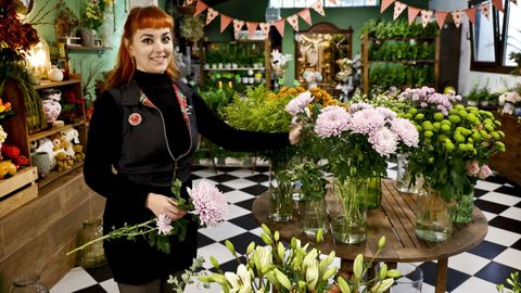 Diana Fern�ndez Conde, gerente de la florister�a Flores, enclavada en medio de un enorme jard�n, que fundaron sus tatarabuelos en 1917. Est� en el barrio vigu�s de Lavadores.