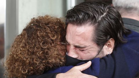 David Bustamante se abraza a la madre de lex Casademunt, Rosa Gonzlez, a las puertas del tanatorio