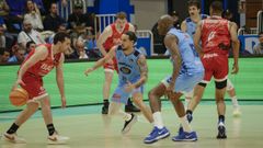 Ferr�n Basas dirige un ataque del Manresa ante la vigilancia de Francis Alonso y Jordan Sakho.