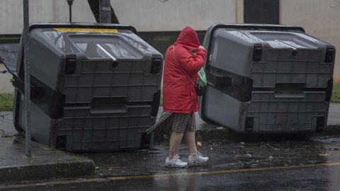 El viento tir contenedores en Santiago. 