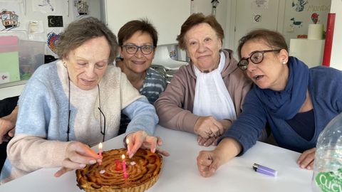 Mar (segunda por la izquierda) celebrando un cumpleaos durante uno de los voluntariados con mayores