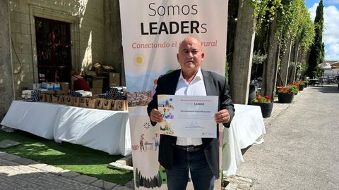 Jos� Antonio Santiso, alcalde de Abegondo, con el diploma que le entregaron en Jerez