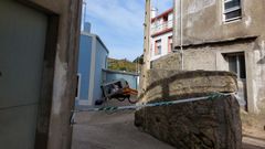 Calle precintada, con la plataforma elevadora de la que se cay� y la casa donde estaba trabajando al fondo (blanca y roja)