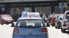 Un coche de autoescula circula por una calle de Chantada, en una imagen de archivo
