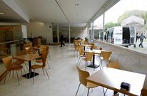 <span lang= es-es >El acceso de Bonaval</span>. La cafeter�a est� comunicada con el parque de Bonaval a trav�s de una pasarela por la que acced�a mucha gente al establecimiento y que ayer se us� para retirar enseres. Ese acceso qued� suprimido, de forma que la entrada estar� solo en la puerta principal del CGAC. 