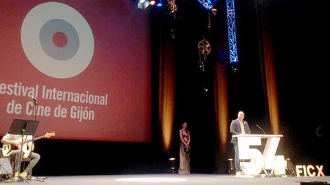 Santiago Zannou, en un momento de su intervenci�n. Tras �l, Paloma Bloyd