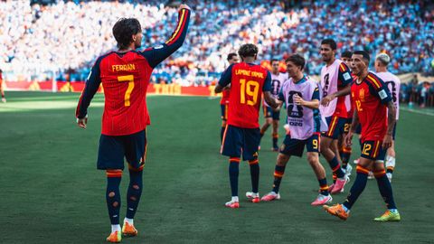 Los jugadores de la selecci�n celebrando el gol de Ferran Torres en la final del Mundial