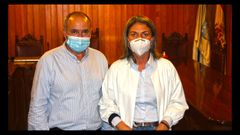 El alcalde de Mora�a, Jos� Cela (PP), con su antecesora en el cargo, Luisa Pi�eiro, en una imagen de archivo