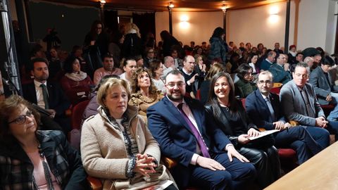 La delegada del Gobierno, Delia Losa, el presidente del Principado, Adri�n Barb�n, la directora general de Igualdad, Nuria Varela; el alcalde de Cangas del Narcea, Jos� V�ctor Rodr�guez; y el presidente del Principado, en la primera fila del acto institucional por el 8-M
