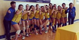 Las jugadoras del Ribeira Sacra, su entrenadora, Ver�nica Contreras, y el director deportivo, Manolo Mart�nez, celebran el �xito en Cambados
