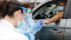 Sanitarios del centro de salud de Viveiro realizan la prueba del coronavirus a un hombre desde su coche