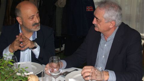 El presidente de la Confederaci�n Hidrogr�fica del Mi�o-Sil, Jos� Antonio Quiroga (izquierda), charla con el alcalde de Chantada, Manuel Varela