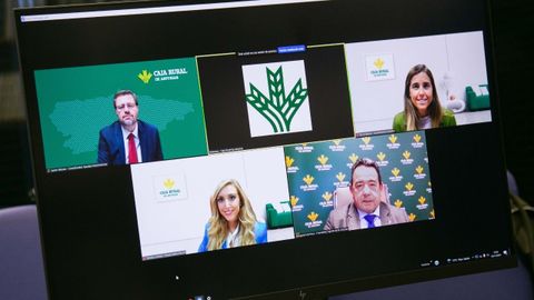 Captura de la reuni�n en la que se conocieron los beneficiarios de las becas. En pantalla: Javier Nievas, coordinador de las ayudas universitarias de la Fundaci�n; Nuria Meana, coordinadora del programa de j�venes de Caja Rural; Tamara Campa,  coordinadora del programa de j�venes de Caja Rural; y Fernando Mart�nez, el presidente de Caja Rural de Asturias