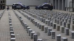  La Polic�a Nacional muestra el alijo de 3.650 kilos de droga descargada en A Pobra.