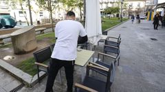 Un camarero trabajando en una terraza de Lugo
