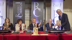 Emilio Alba recoge el Premio de Investigaci�n Oncol�gica de manos de Ramiro Carregal.