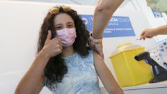 Una adolescente recibe la primera dosis de la vacuna contra el coronavirus en la Cidade da Cultura de Santiago de Compostela