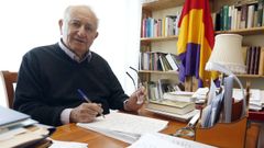 No despacho da s�a casa non hai ordenador: aqu� mandan o bol�grafo e o papel