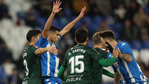 Los jugadores del Racing y el Deportivo, en un lance del partido de la primera vuelta