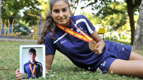 Raquel Ruiz, con su medalla, y una foto de su hermano Marcos con su metal