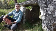 Francisco Narla, junto al Dolmen da Muruxosa, en Cot (Friol)