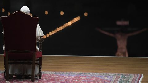 El Papa Francisco presidi el Via Crucis en una Plaza de San Pedro vaca