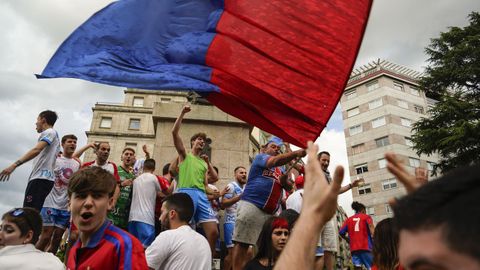 �Celebraste el ascenso de la UD Ourense?.La fiesta comenz� en Meis y se traslad� a la fuente de Concepci�n Arenal
