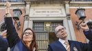 Letrados judiciales en Madrid tras una de las reuniones fallidas en el Ministerio de Justicia. A la derecha, uno de los portavoces del comit de huelga, el gallego Juan Jos Yez.