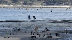 Mariscadoras en la r�a de Pontevedra, en una imagen de archivo