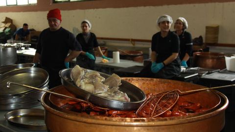 Codillo.M�s de 1.050 comensales se citaron en la Festa do Codillo