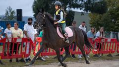 Nerea montando a Gala, la yegua con la que compite en la modalidad de andadura, en una feria en Viveiro