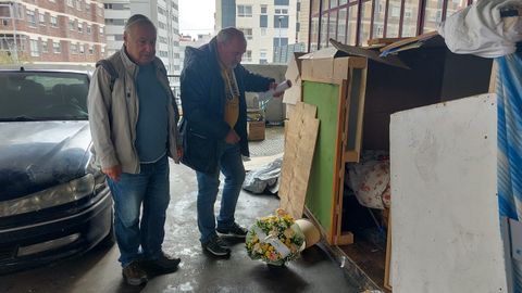 El colectivo Os Ninguéns acudió a colocar flores junto a la chabloa del hombre fallecido ayer en la antigua estación de autobuses de Vigo