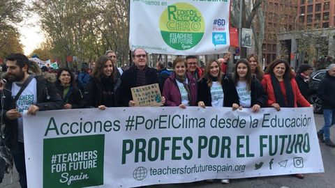 Miembros de la asociaci�n Teachers For Future, en la movilizaci�n por el clima en Madrid