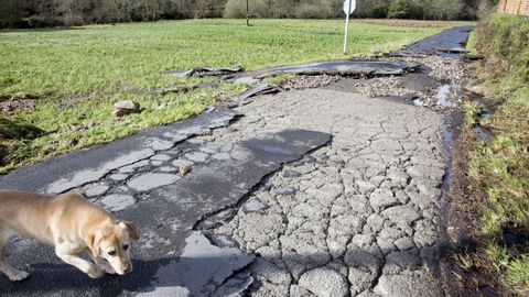 V�a en Pasarela, Vimianzo, con el pavimento totalmente levantado