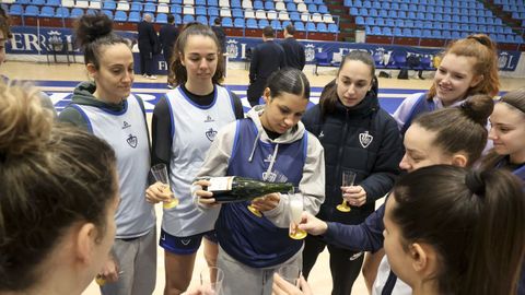Moira Joiner preparando el brindis navide�o del Baxi Ferrol.