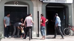 La cafeter�a Esperanza era el �nico lugar, al margen de la mezquita, que frecuentaba el im�n