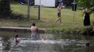 Club fluvial de Monforte, ba�o en el r�o Cabe