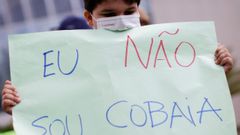 Un ni�o sostiene una pancarta en una manifestaci�n antivacunas en Brasilia