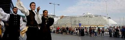 Actos de recepci�n de cruceristas a la llegada del trasatl�ntico �Oasis of the Seas� en el puerto de Vigo. 