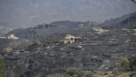 Casas diseminadas en las laderas de la zona de Los Gallardos por la que se propag� el incendio.