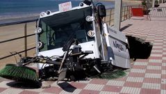 Un cami�n de la limpieza se hunde en el paseo mar�timo de Panx�n