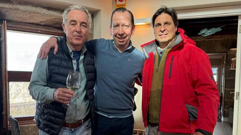 Jos Manuel Soto y Fran Rivera, con el gerente de O Semforo de Fisterra, Jacinto Picallo