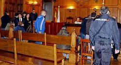 Los acusados y sus abogados, tras la suspensi�n del juicio.
