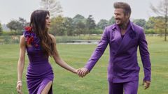 Victoria y David Beckham con sus icnicos trajes color prpura de boda, para celebrar su 25. aniversario