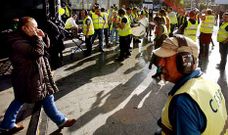 El ruido que hacen los trabajadores con toda clase de instrumentos se hace insoportable hasta para ellos y tienen que usar cascos. 