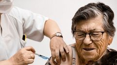 Josefa Mart�nez, usuaria de la residencia de Campolongo, cerrando los ojos en el momento de ser vacunada con la cuarta dosis del covid y la dosis de la gripe. 