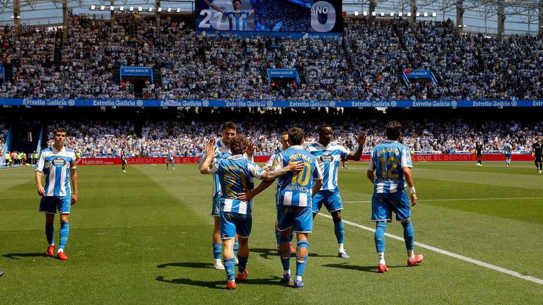 Los jugadores del Deportivo celebran un gol en el estadio Abanca Riazor