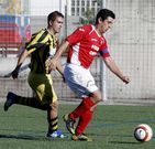 Los futbolistas del Arenas reaccionan en el campeonato.